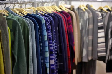 Satır giysi dolap veya mağaza içinde asılı