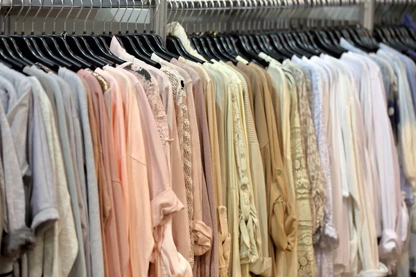 Fila de roupas penduradas em guarda-roupa ou loja — Fotografia de Stock