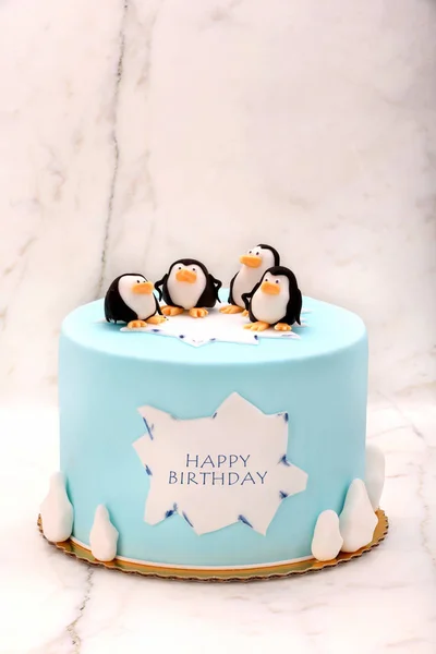 石の背景にペンギンと誕生日ケーキ — ストック写真