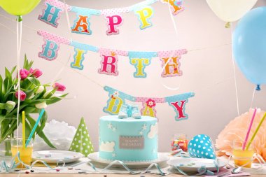 Doğum günü partisi ile mavi kek ve balon