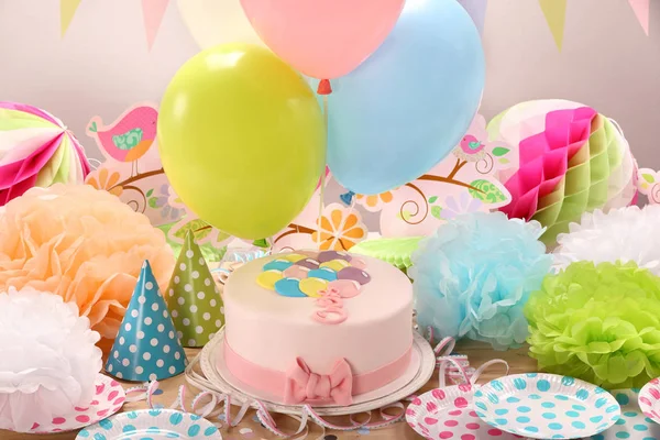 Geburtstagsparty mit rosa Kuchen und Luftballons — Stockfoto