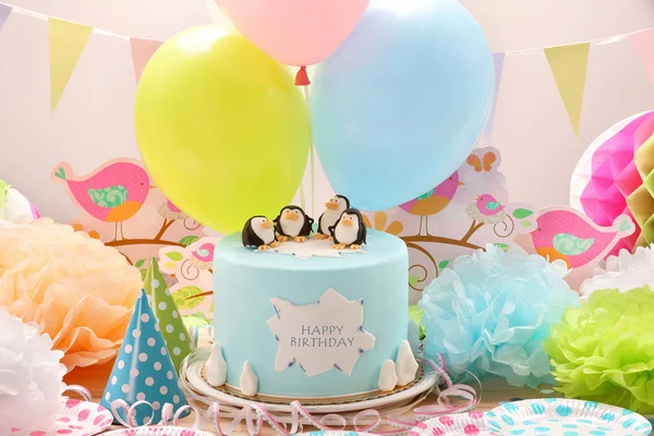 生日聚会和蓝色蛋糕与企鹅 — 图库照片