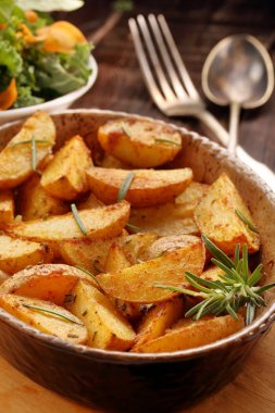 Kavrulmuş patates kahverengi kase taze salata ahşap tablo