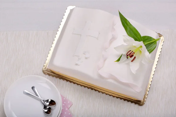 Primeiro santo bolo de comunhão sobre a mesa — Fotografia de Stock