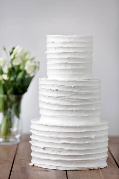 Trzy części nagie tort weselny — Zdjęcie stockowe