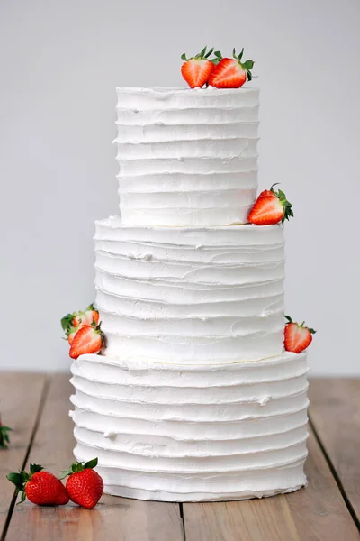 Trzy części nagie ślub ciasto z truskawkami — Zdjęcie stockowe