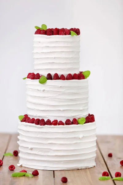 Trzy części nagie tort weselny z malinami — Zdjęcie stockowe