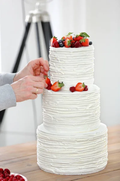糖果装饰白色婚礼蛋糕 — 图库照片