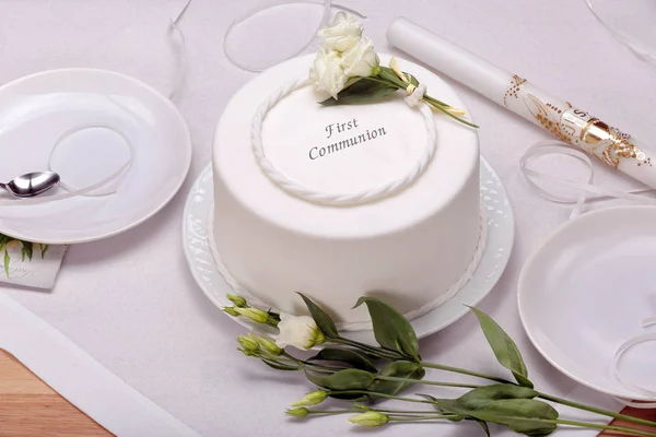 Primer pastel de comunión sobre la mesa — Foto de Stock