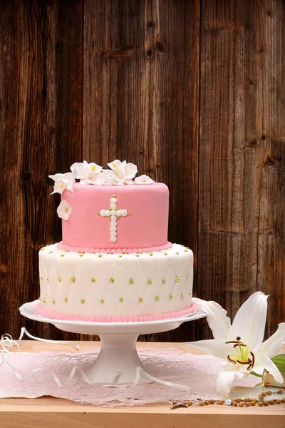 Primer pastel de comunión santa sobre fondo de madera — Foto de Stock