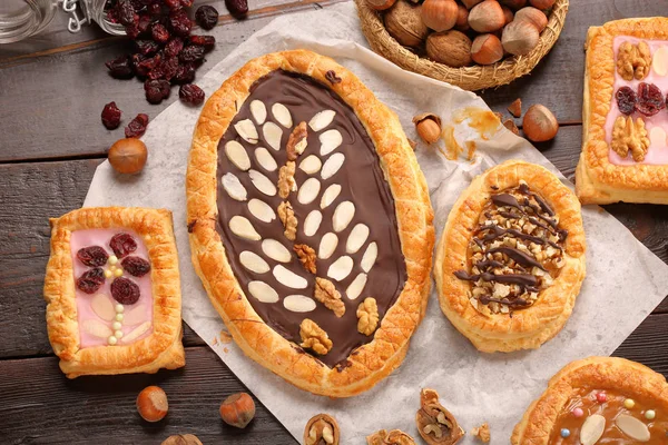 Mazurek tradicional polonês bolo de Páscoa em fundo de madeira — Fotografia de Stock