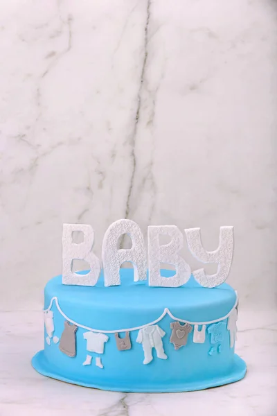 Compleanno torta blu sullo sfondo di pietra — Foto Stock