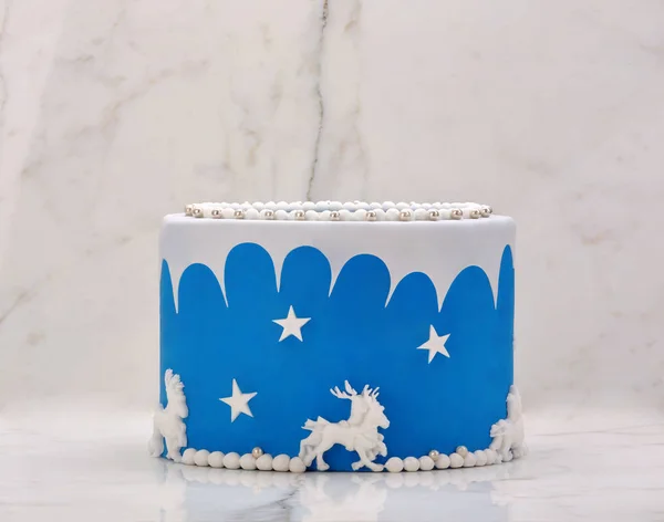 蓝色的生日蛋糕上的石头的背景 — 图库照片