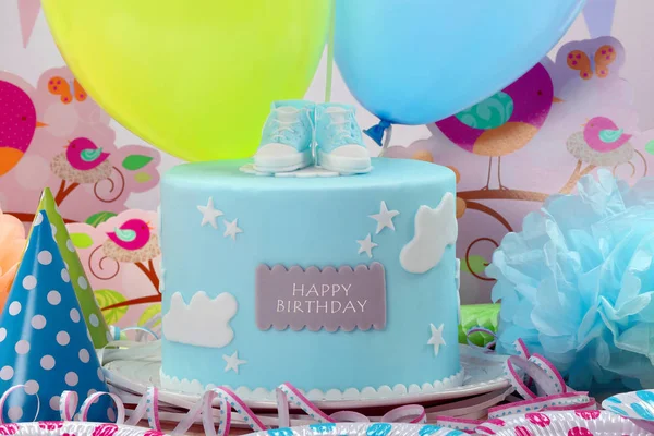 蓝色的生日蛋糕和气球对政党或接待 — 图库照片