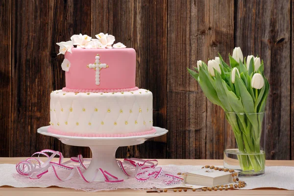 Primer pastel de comunión santa sobre fondo de madera — Foto de Stock