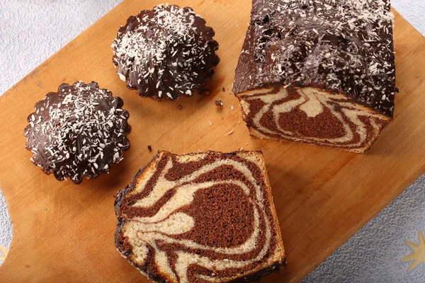 巧克力在木板上的大理石复活节蛋糕。 — 图库照片