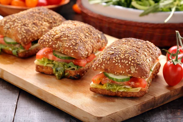 Vegetariánský sendvič s pestem na dřevěné pozadí — Stock fotografie