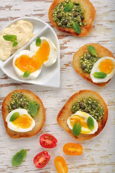 Frisches Sandwich mit Pesto und Ei auf Holzgrund — Stockfoto