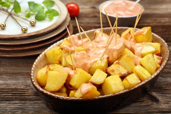 Patatas bravas traditionell spansk potatis snack tapas — Stockfoto
