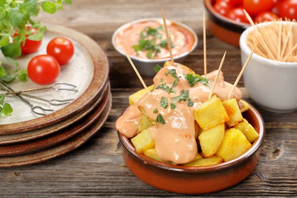 Patatas bravas tradycyjne hiszpańskie ziemniaki przekąski tapas — Zdjęcie stockowe