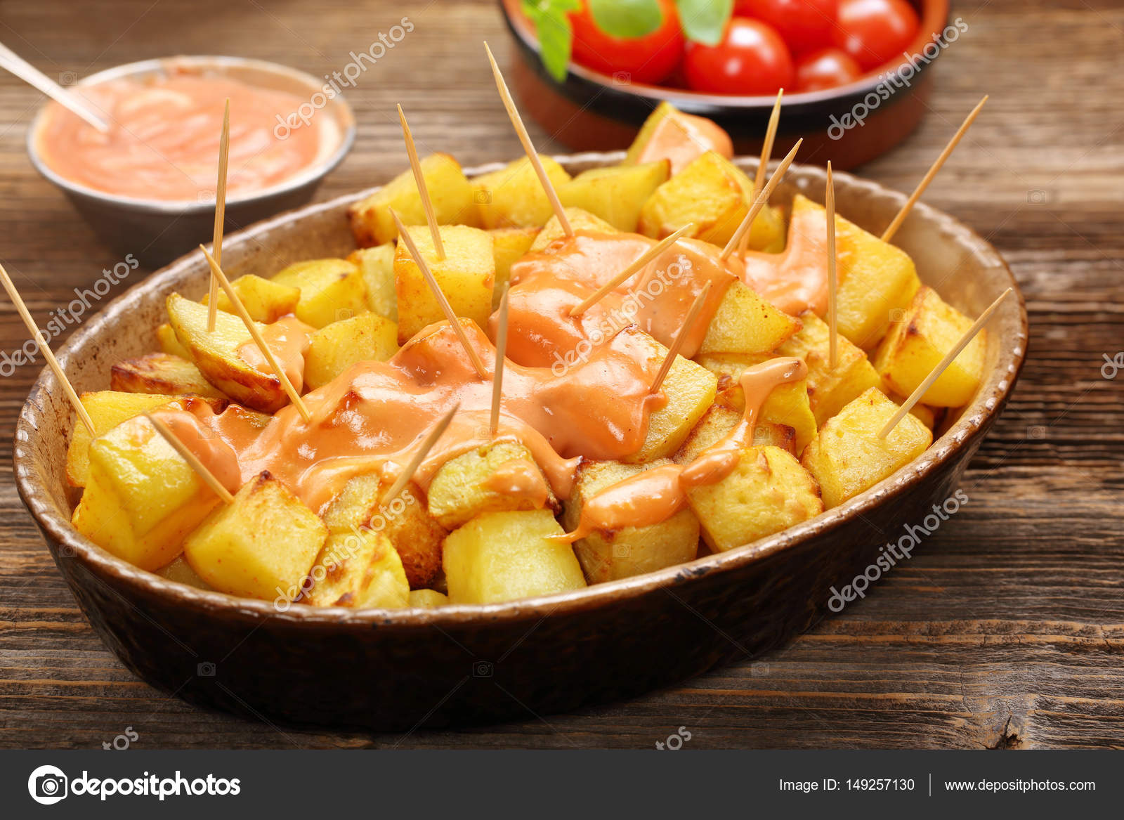 Patatas bravas traditionell spansk potatis snack tapas — Stockfotografi