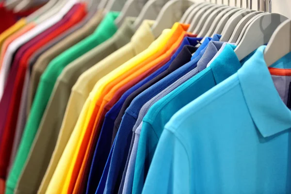 Fila de camisas pólo masculinas em guarda-roupa ou loja — Fotografia de Stock