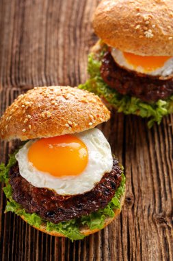 Sığır eti ve yumurta ile hamburger