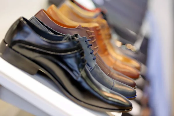 Row of men's shoes in wardrobe or store — Stock Photo, Image