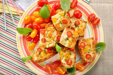 Peynir ve domates ile taze sağlıklı vejetaryen sandviç