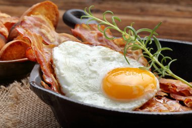 Kızarmış sıcak yumurta sıcak domuz pastırması parçaları ile