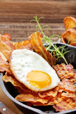 Kızarmış sıcak yumurta sıcak domuz pastırması parçaları ile