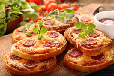 Taze ekmek peynir ve chorizo sosis ile