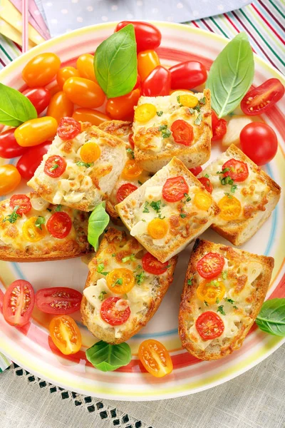 Frisches gesundes vegetarisches Sandwich mit Käse und Tomaten — Stockfoto