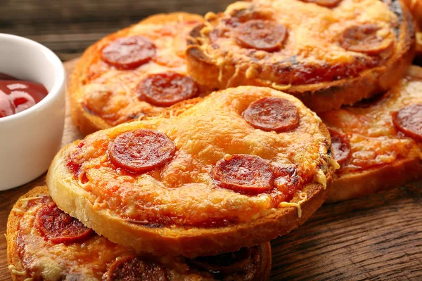 Torrada fresca com queijo e salsicha chouriço — Fotografia de Stock