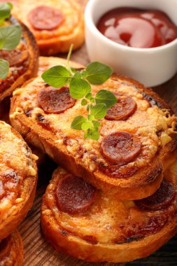 Taze ekmek peynir ve chorizo sosis ile