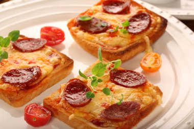 Taze ekmek peynir ve chorizo sosis ile