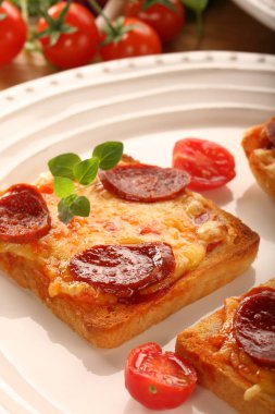 Taze ekmek peynir ve chorizo sosis ile