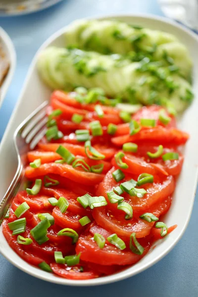 Fatias frescas cruas tomate e pepino na placa branca — Fotografia de Stock