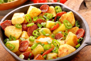 Sosis chorizo ve kızarmış yumurta tava üzerinde fırında patates