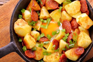 Sosis chorizo ve kızarmış yumurta tava üzerinde fırında patates