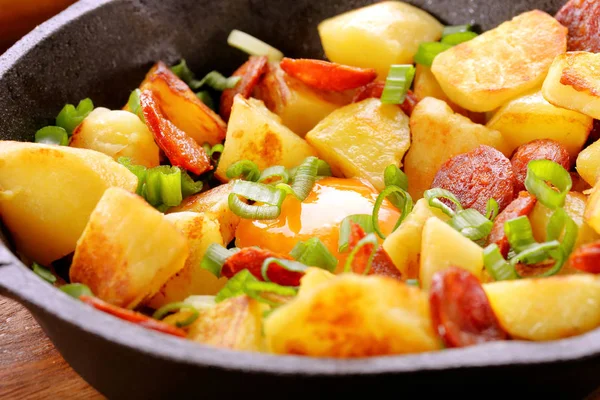 Bakad potatis med korv chorizo och stekt ägg på stekpanna — Stockfoto