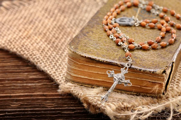 Very old holy bible and metal cross — Stock Photo, Image