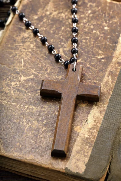 非常に古い聖書と木製の十字架 — ストック写真