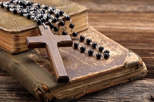 Very old holy bible and wooden cross — Stock Photo, Image