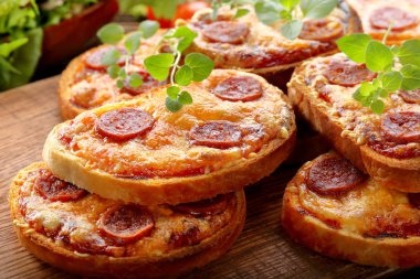 Taze ekmek peynir ve chorizo sosis ile