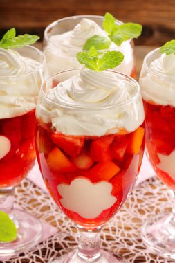 Lezzetli meyve tatlı bir bardak beyaz jelatin sha ile jöle