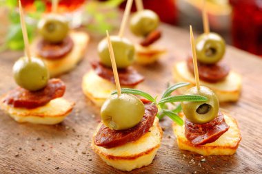 Fırında patates sosis chorizo ve yeşil oliv ile İspanyol snack