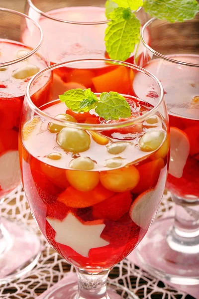 美味的水果果冻甜点在玻璃杯里用白明胶沙 — 图库照片