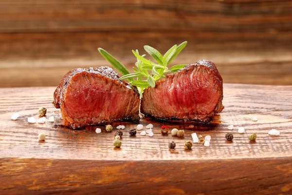 Rindersteak auf dem Tisch — Stockfoto