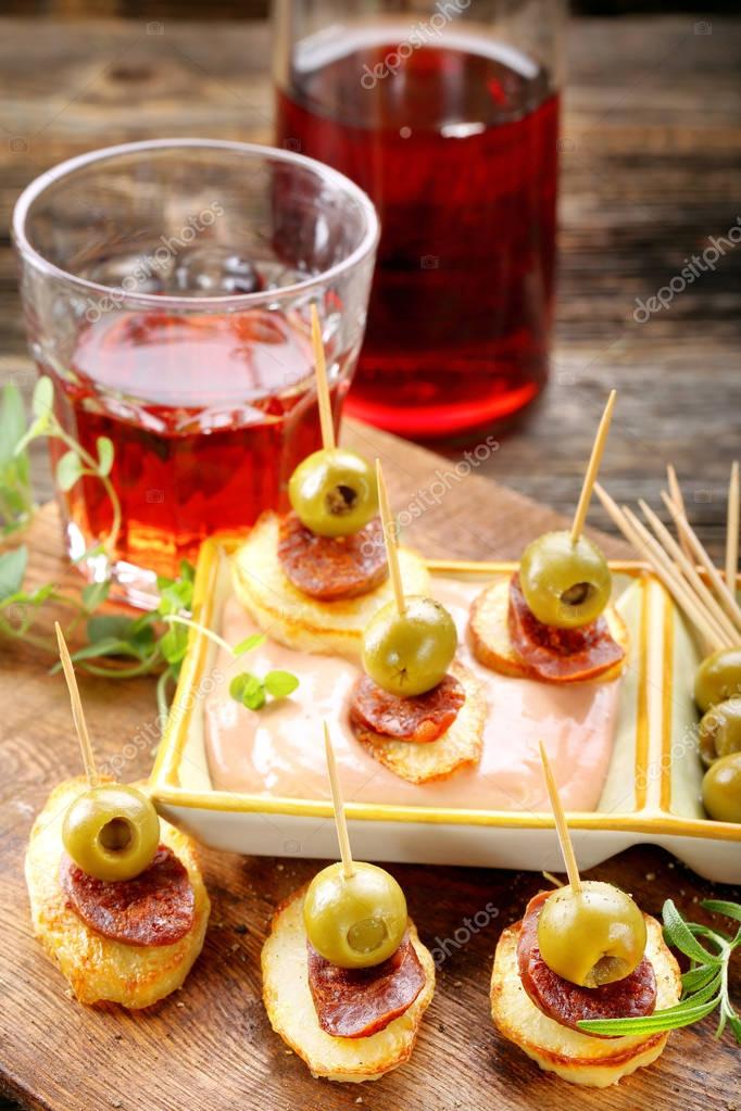 Patatas al horno snack español con chorizo de salchicha y oliv verde 2023
